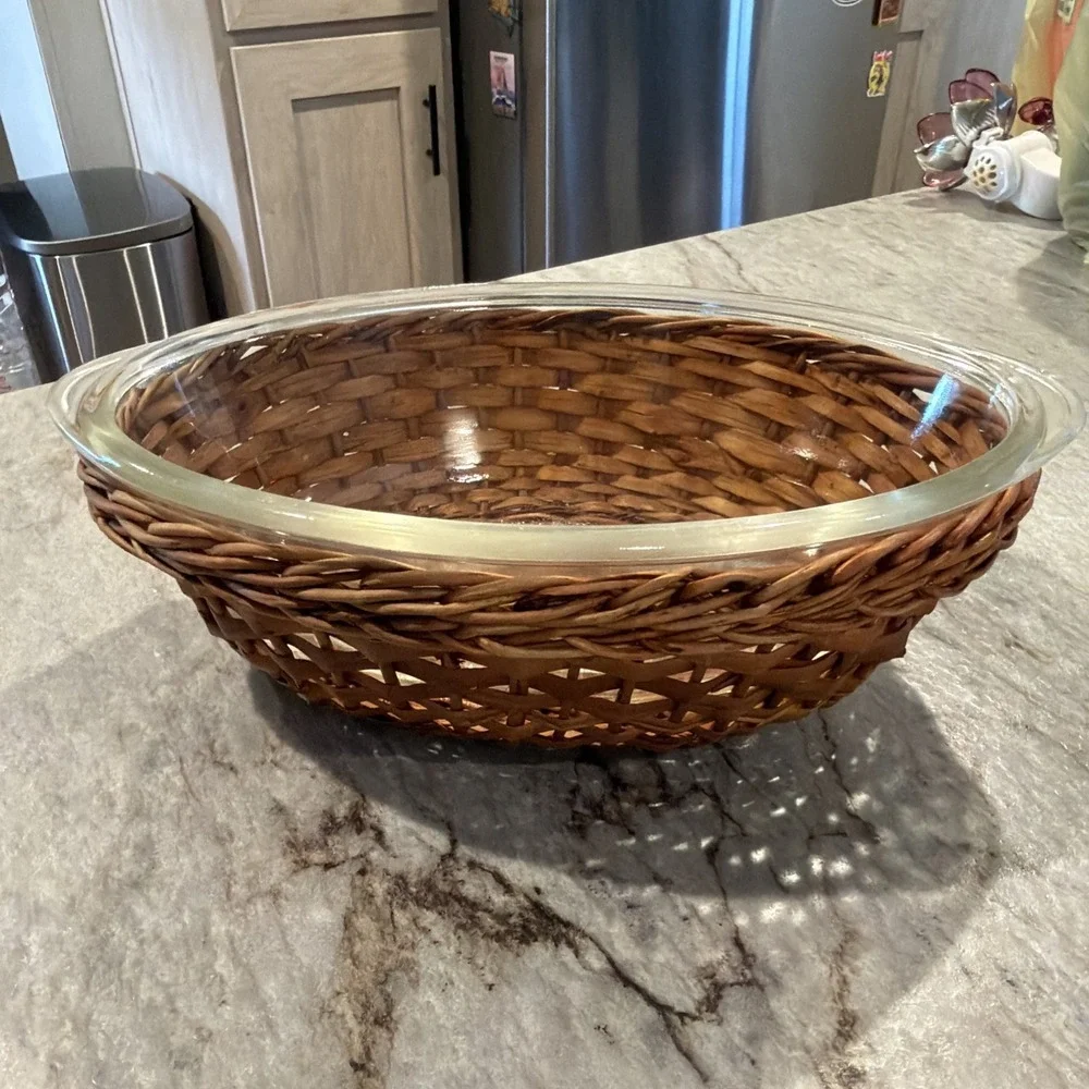Vtg Glassbake 1 Qt Oval Casserole Dish In‎ Wicker Basket J-235 Made In USA